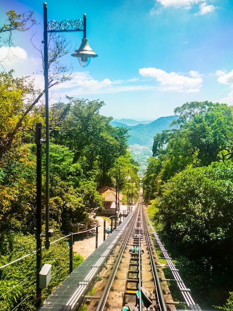 Chemin de fer de Penang Hill, passager se préparant pour aller visiter le sommet de la montagne à Penang en Malaisie