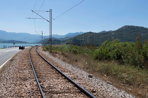 Chemin de fer près du lac de Skadar au Monténégro