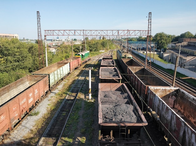 Chemin de fer, wagons de marchandises transportant différentes charges