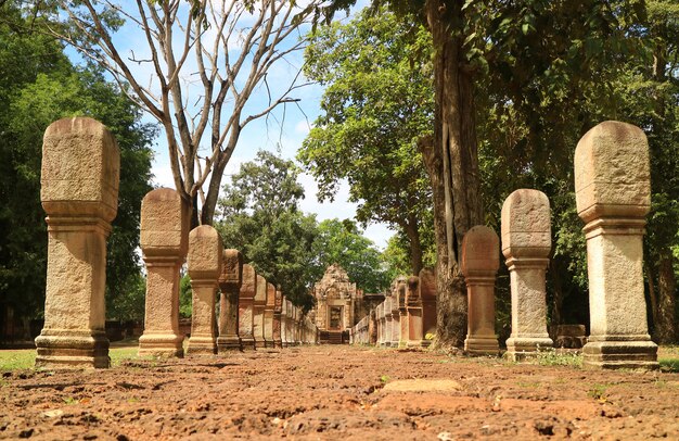 Chemin de grès menant à l'entrée du temple Sdok Kok Thom Khmer dans la province de Sa Kaeo, Thaïlande