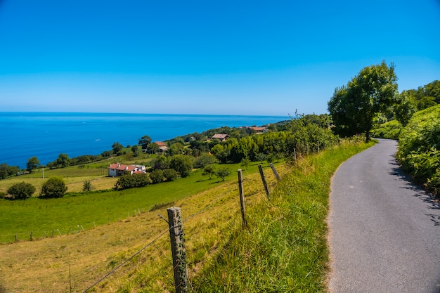 Chemin le long de la côte au Mont Igueldo, Guipuzcoa, Pays Basque. Excursion de Saint-Sébastien à la ville d'Orio à travers le mont Igeldo en marchant 3 amis.