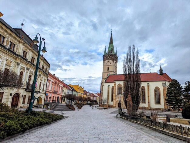 Photo chemin pavé flanqué de bâtiments historiques sur la place principale de presov eperjes, en slovaquie