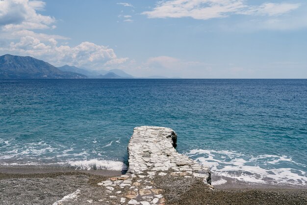 Chemin pavé de la plage à la mer