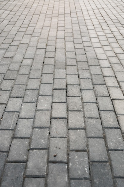 Le chemin de pavé s'éloigne de la perspective au coucher du soleil