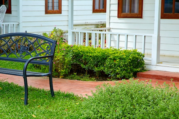 Chemin en pierre de jardin avec chaise