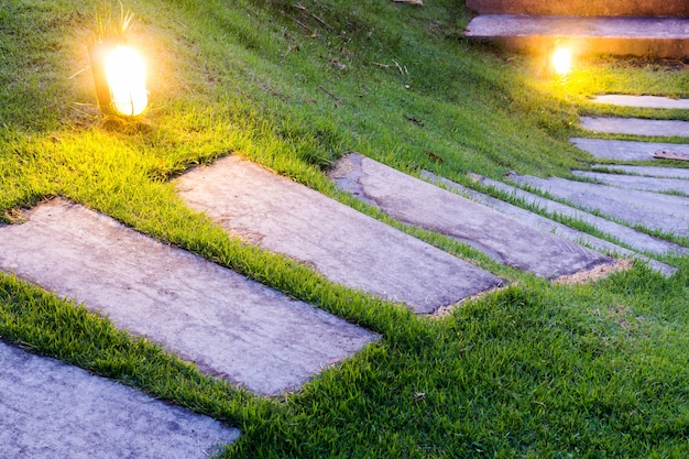 Chemin de pierre de jardin de flexion dans la nuit