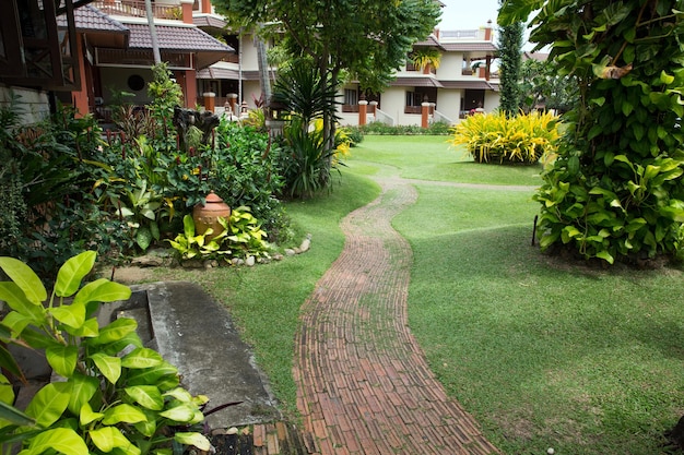 Chemin de pierre de jardin avec de l'herbe