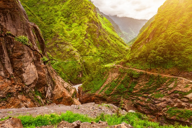 Chemin de pierre et montagnes au Népal