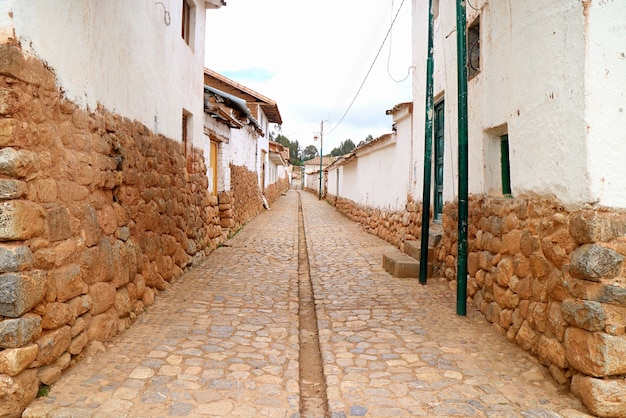 Chemin de pierre parmi les vieux bâtiments en pierre du village andin de Chinchero dans la vallée sacrée des Incas au Pérou