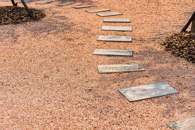 Chemin de pierre zen sur sol en gravier dans le jardin