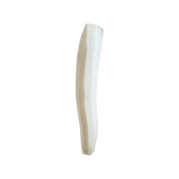 Chemin de radis de daikon cru tranché isolé sur fond blanc