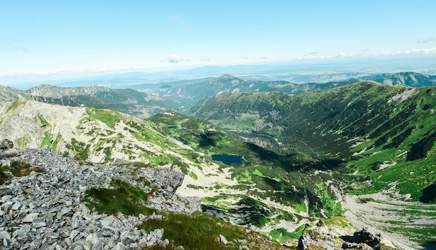 Chemin de randonnée dans l'ouest des Tatras en été avec de belles vues sur la vallée de Ziarska région de Liptov Slovaquie