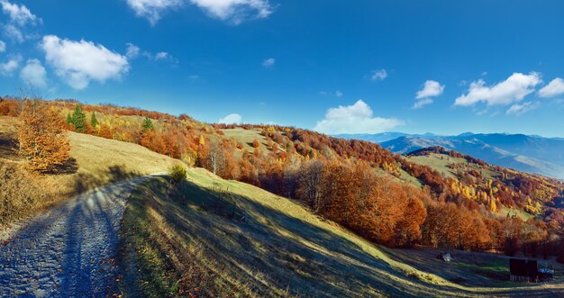 Chemin rural en automne en montagne