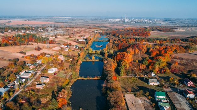 Chemin rural en automne. vue d'en-haut. beau paysage filmé avec un drone