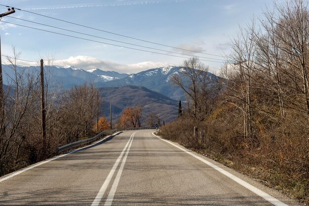 Chemin rural dans les montagnes en journée ensoleillée d'hiver Grèce