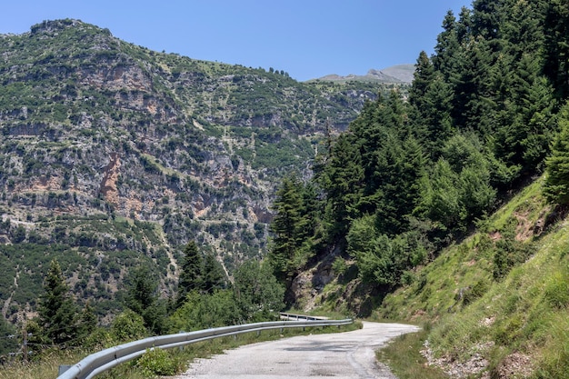 Chemin rural dans la région des montagnes Épire Grèce Tzoumerka