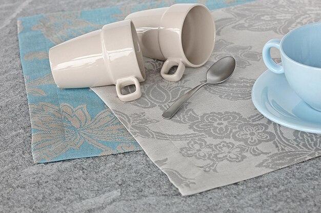 Chemin de table, serviette ou napperon de cuisine sur tissu avec assiette, couverts et gobelets
