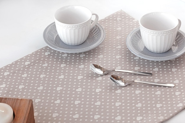 Chemin de table, serviette ou napperon de cuisine sur tissu isolé ou avec assiette, couverts et verres