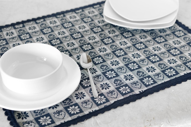 Chemin de table, serviette ou napperon de cuisine sur tissu isolé ou avec assiette, couverts et verres