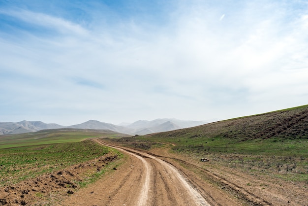 Chemin de terre de campagne dans la vallée des montagnes