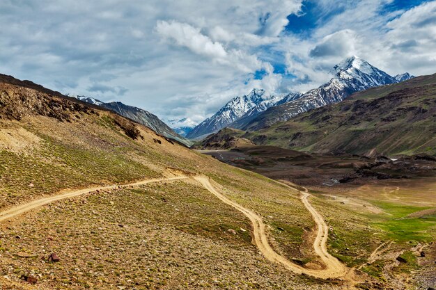 Chemin de terre dans l'Himalaya.