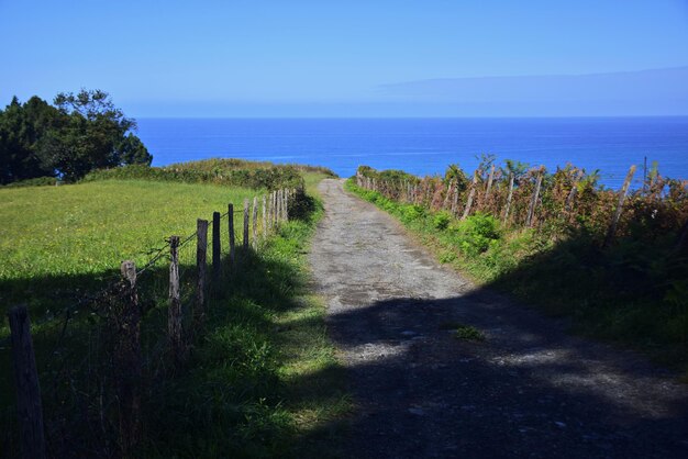 Un chemin de terre à l'océan clôturé avec des clôtures Le Chemin du Nord de St James Espagne