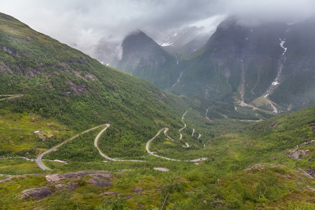 Chemin de terre passant dans une vallée entre les montagnes en Norvège