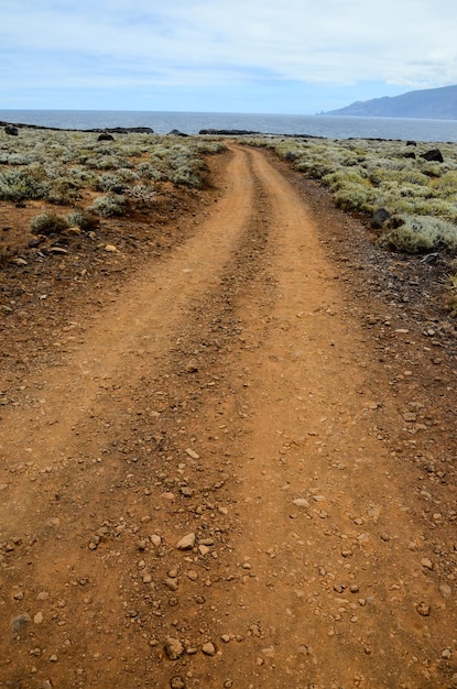 Chemin de terre à travers le désert de l'île de Tenerife Espagne