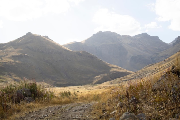 Le chemin de terre traverse les montagnes