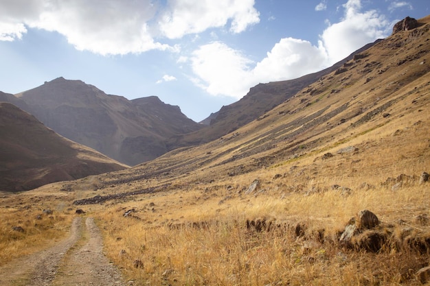 Le chemin de terre traverse les montagnes