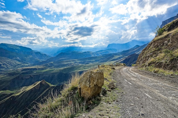 Chemin de terre et vue imprenable sur les montagnes du Caucase du Daghestan Russie 2021