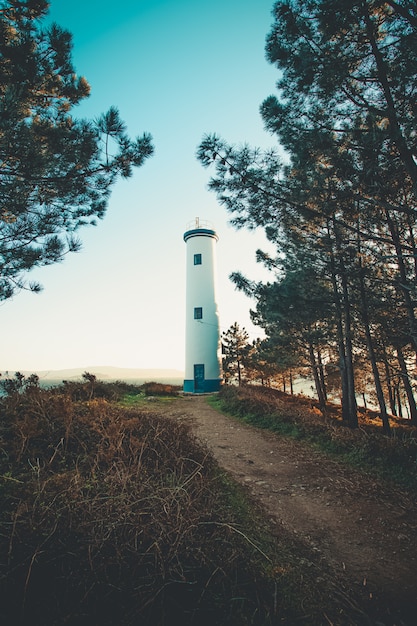 Le chemin vers le phare bleu et blanc