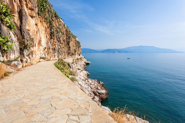 Chemin vers la plage de la ville de Nauplie. Nauplie est une petite vieille ville de la péninsule du Péloponnèse en Grèce.