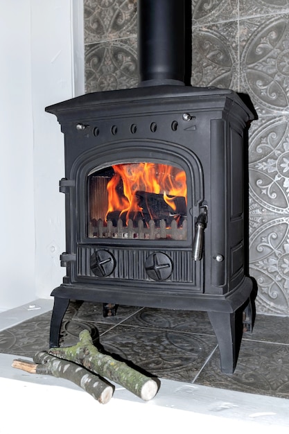 La cheminée à l'ancienne avec la flamme nous offre un système alternatif pour réchauffer la maison