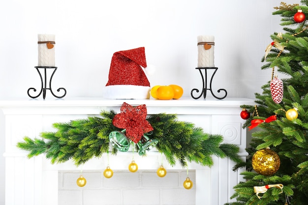 Cheminée avec de belles décorations de Noël dans la chambre