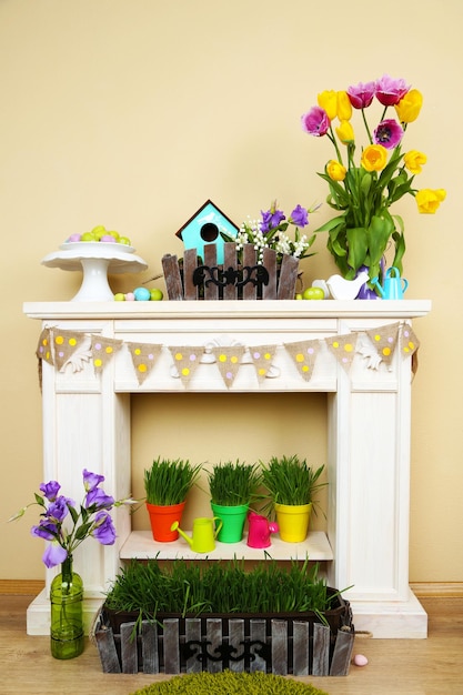 Photo cheminée avec de belles décorations de printemps dans la chambre