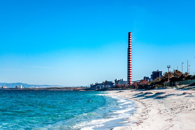 Cheminée blanche et rouge sur la mer