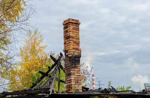 Une cheminée en brique d'une maison incendiée.