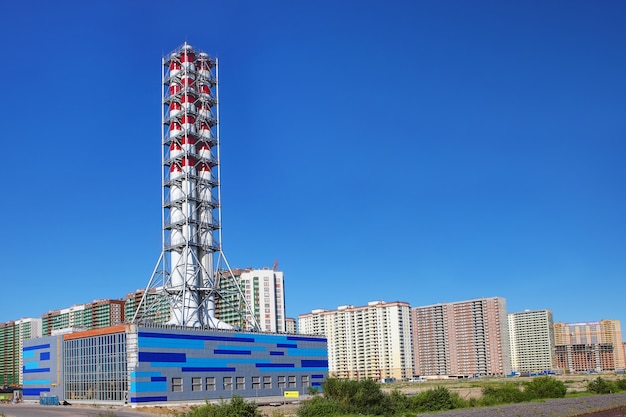 Cheminée de chauffage urbain, Chaufferie gaz contemporaine dans un quartier résidentiel de la ville, chaufferie modulaire