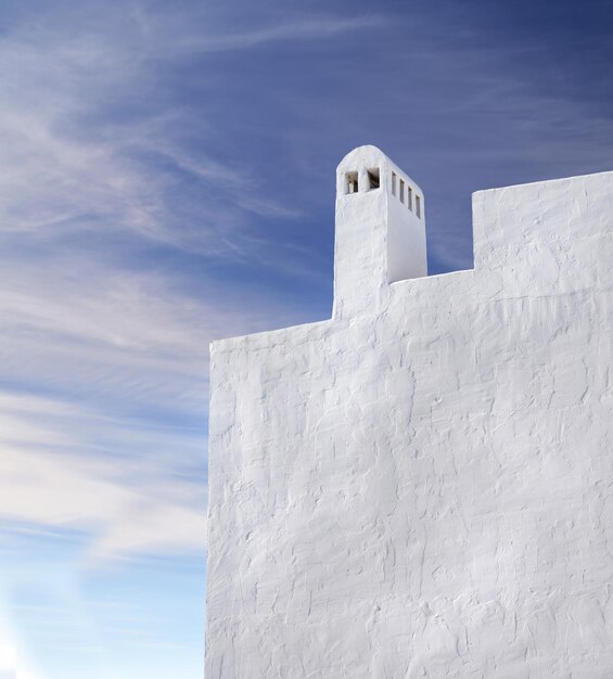 Cheminée ou clocher conçu sur le toit d'un bâtiment blanc à l'extérieur sur fond de ciel bleu nuageux avec espace pour copie Construction d'un extérieur avec arche architecturale dans un monument historique