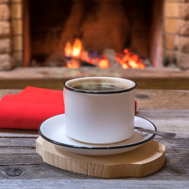 Cheminée confortable et une tasse de thé, dans maison de campagne, vacances d'hiver.