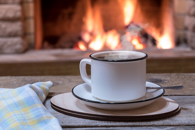 Cheminée confortable et une tasse de thé, dans maison de campagne, vacances d'hiver.