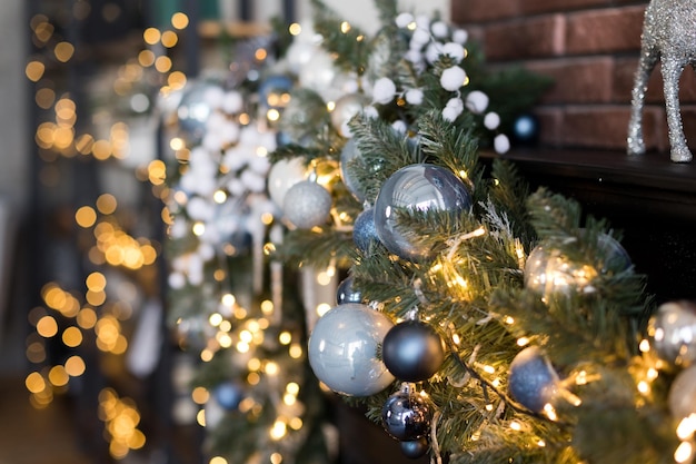 Cheminée de décorations de Noël bleu et argent