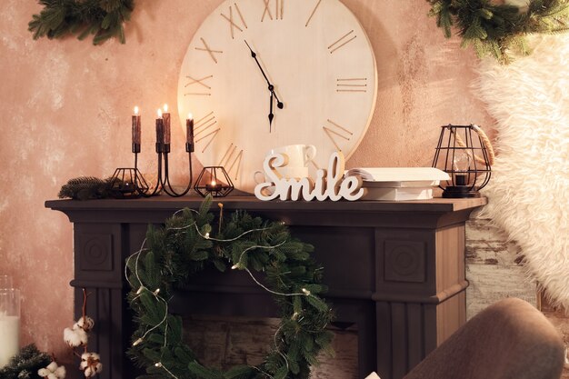 Cheminée décorée pour Noël à l'intérieur du salon