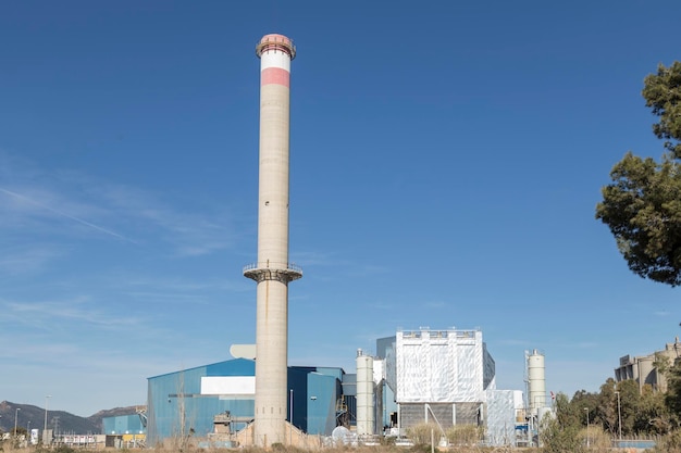 Cheminée devant une grande usine de fabrication fabriquée à Sagunto Valence Espagne