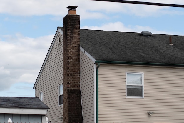 Cheminée extérieure en brique du toit de la maison avec cheminée