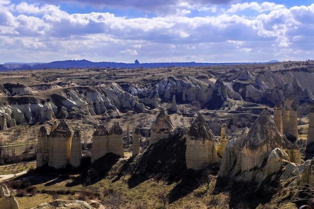 Cheminée de fées et la montagne en Cappadoce Göreme Turquie