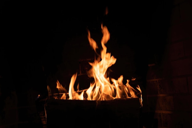 Cheminée avec feu brûlant sur des bûches