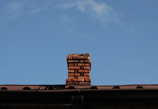 Cheminée sur le fond du ciel