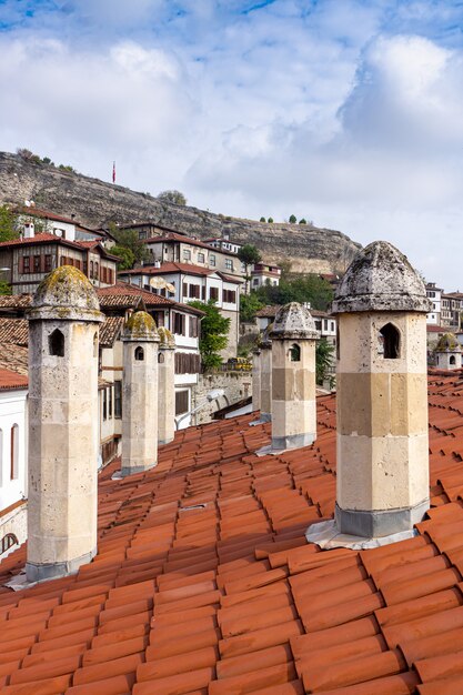 Cheminée de maisons historiques avec charpente. Safranbolu - TURQUIE